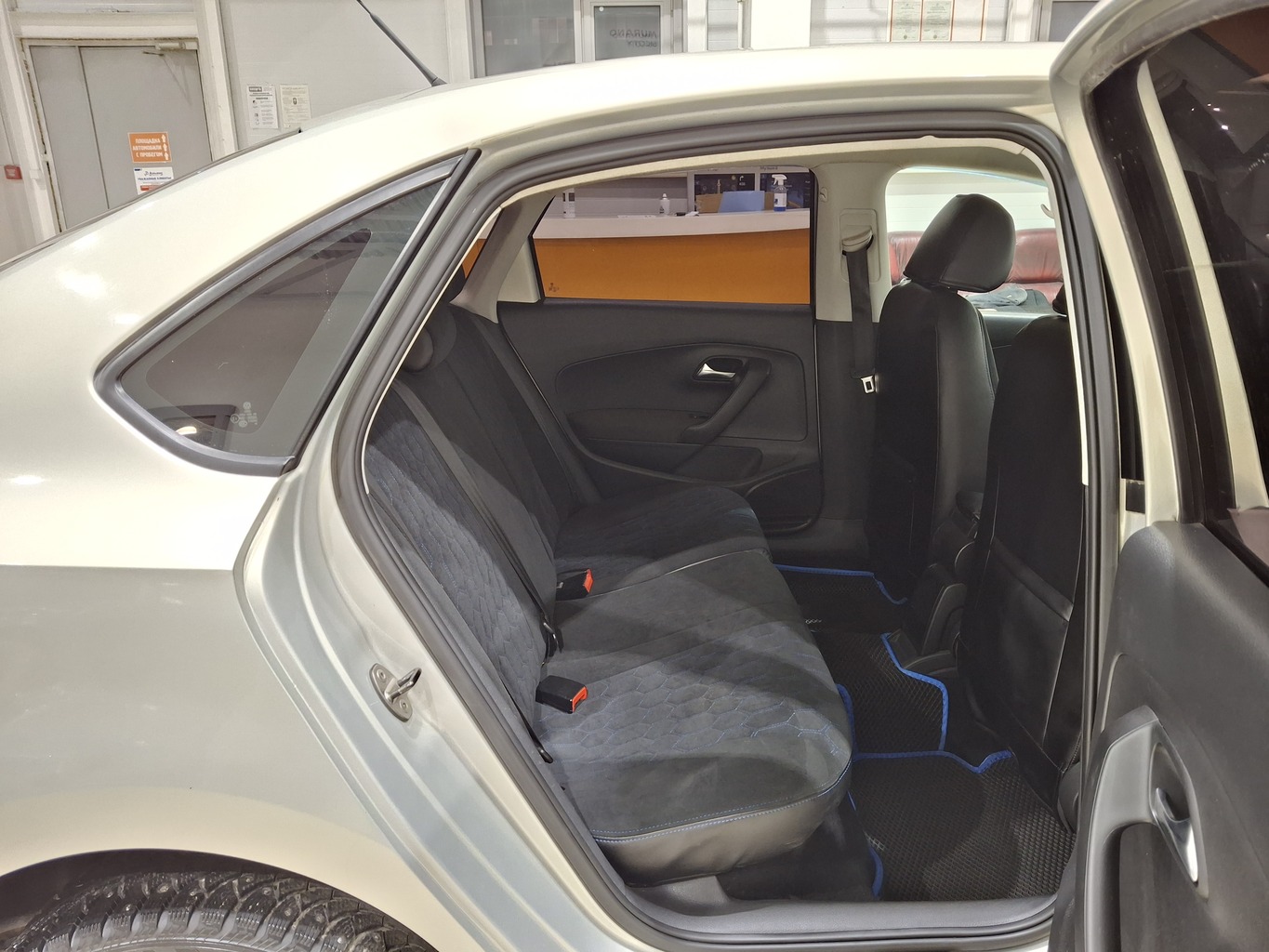 VOLKSWAGEN POLO