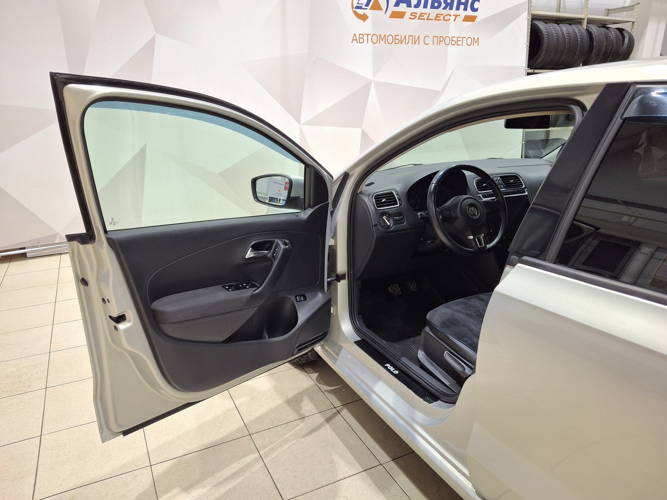 VOLKSWAGEN POLO