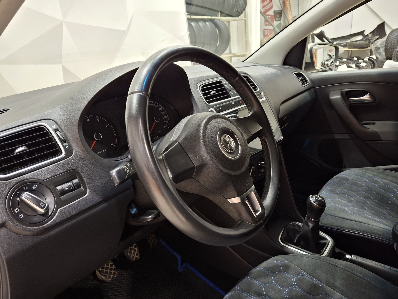 VOLKSWAGEN POLO