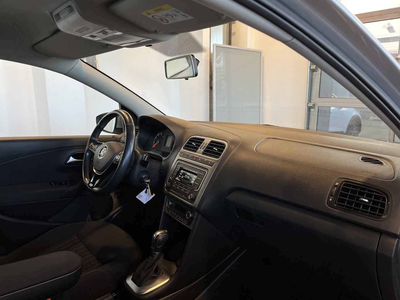 VOLKSWAGEN POLO