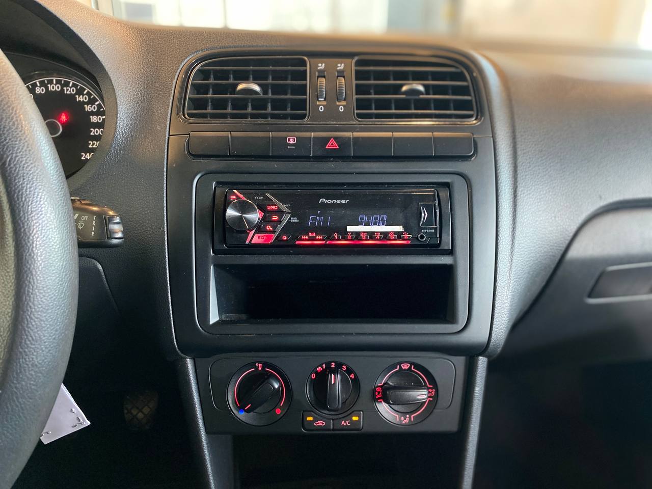 VOLKSWAGEN POLO