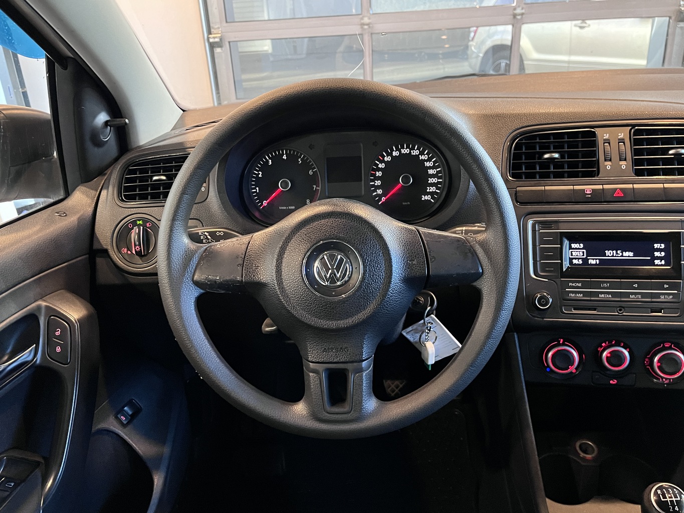 VOLKSWAGEN POLO