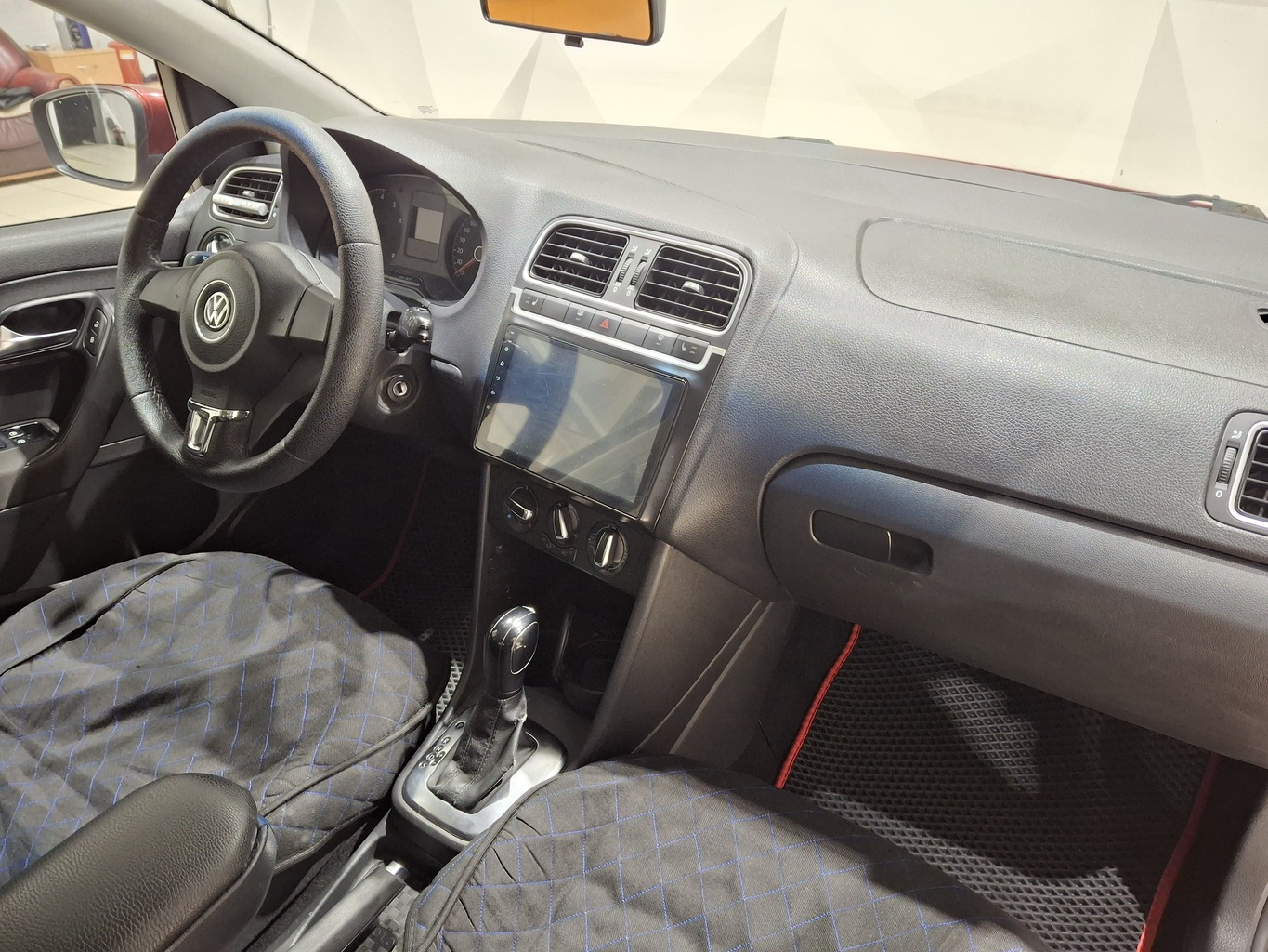 VOLKSWAGEN POLO