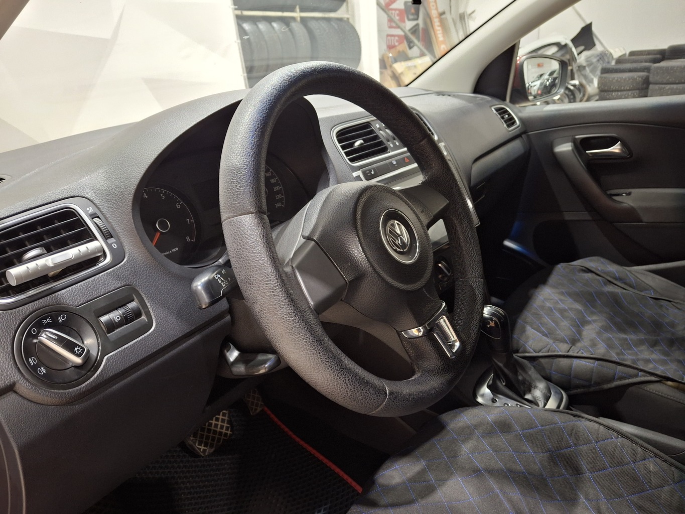 VOLKSWAGEN POLO