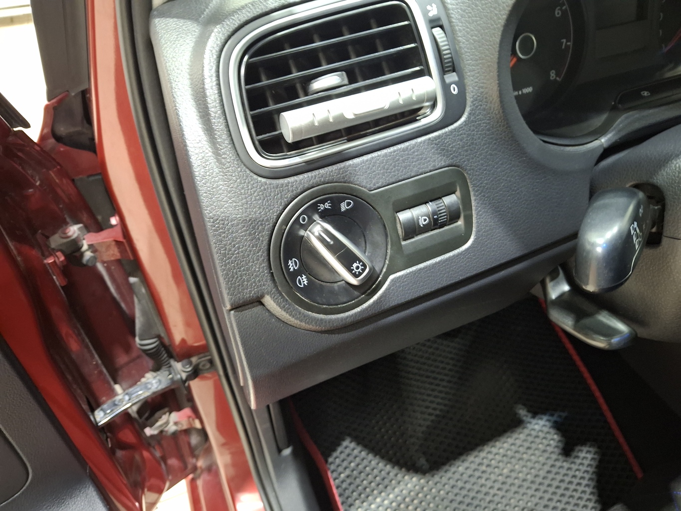 VOLKSWAGEN POLO