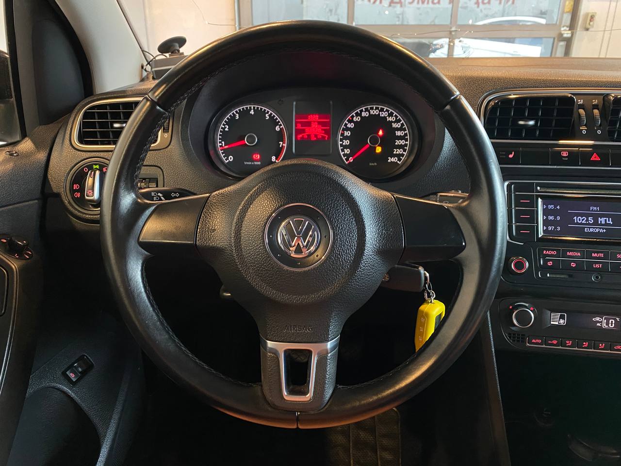 VOLKSWAGEN POLO