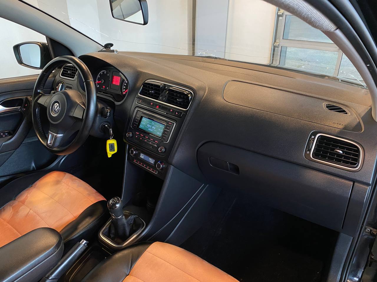 VOLKSWAGEN POLO