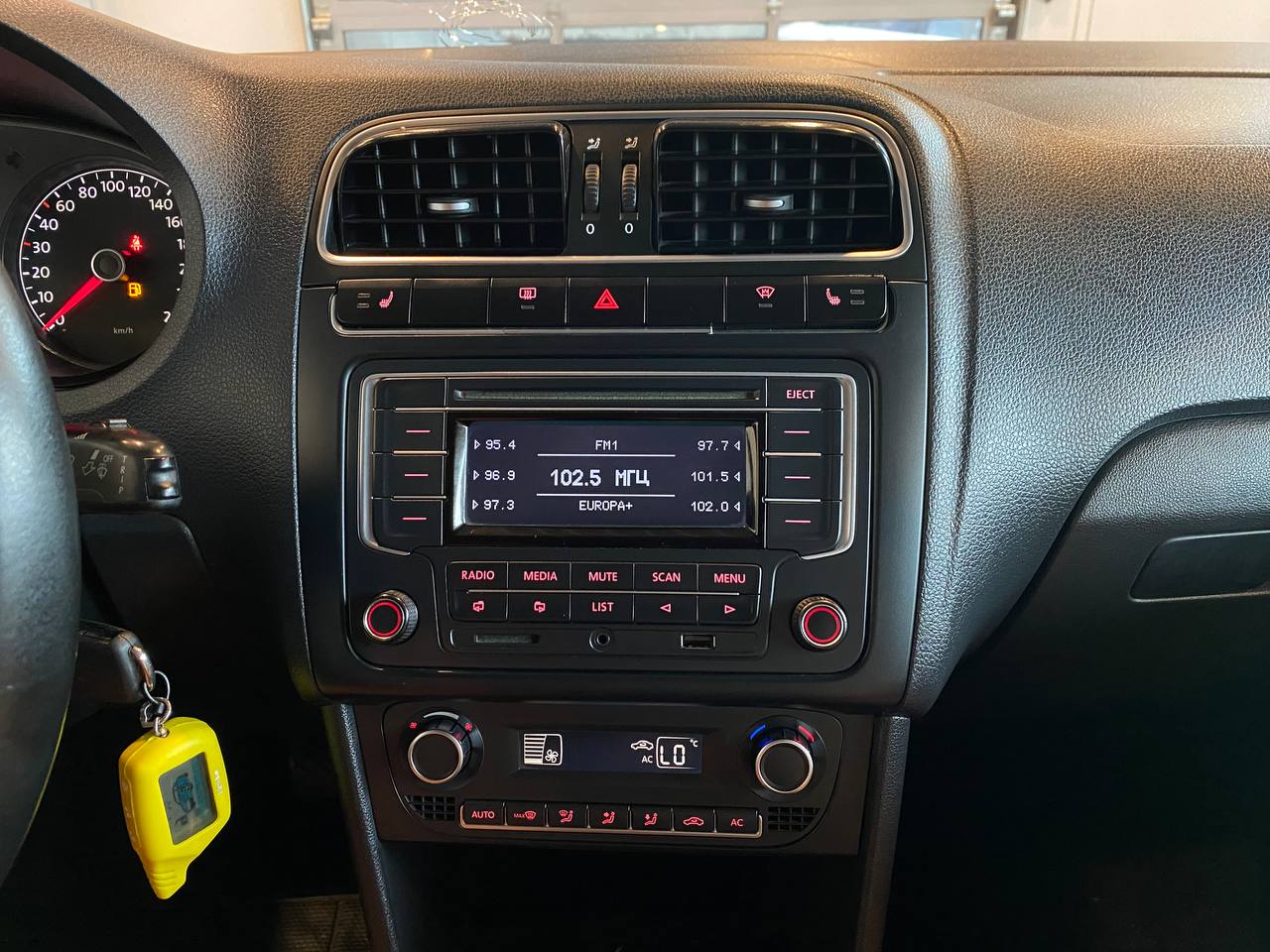 VOLKSWAGEN POLO