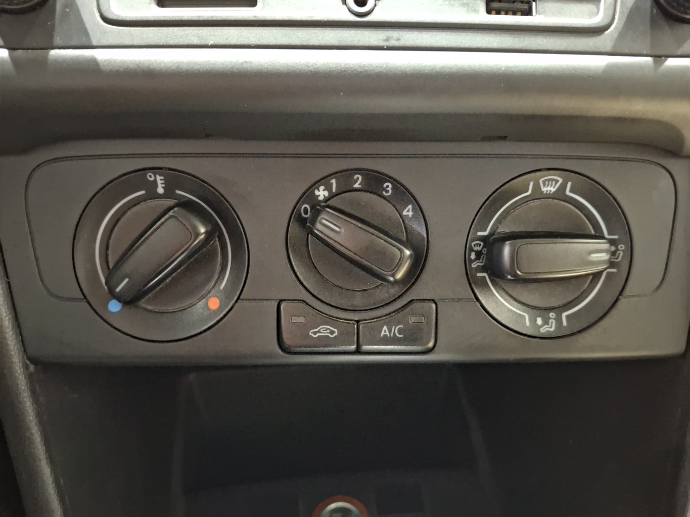 VOLKSWAGEN POLO