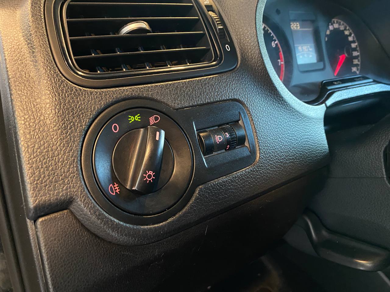 VOLKSWAGEN POLO