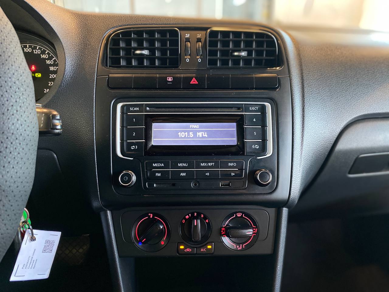 VOLKSWAGEN POLO