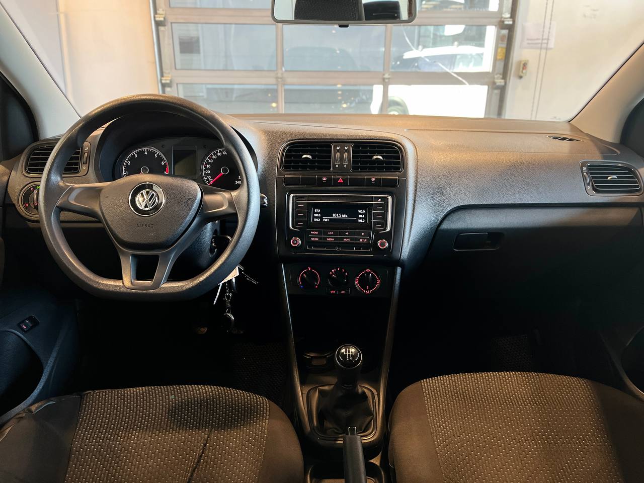 VOLKSWAGEN POLO