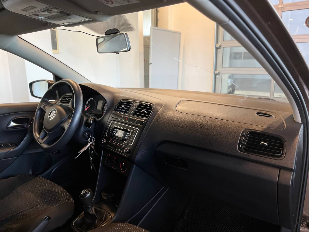 VOLKSWAGEN POLO