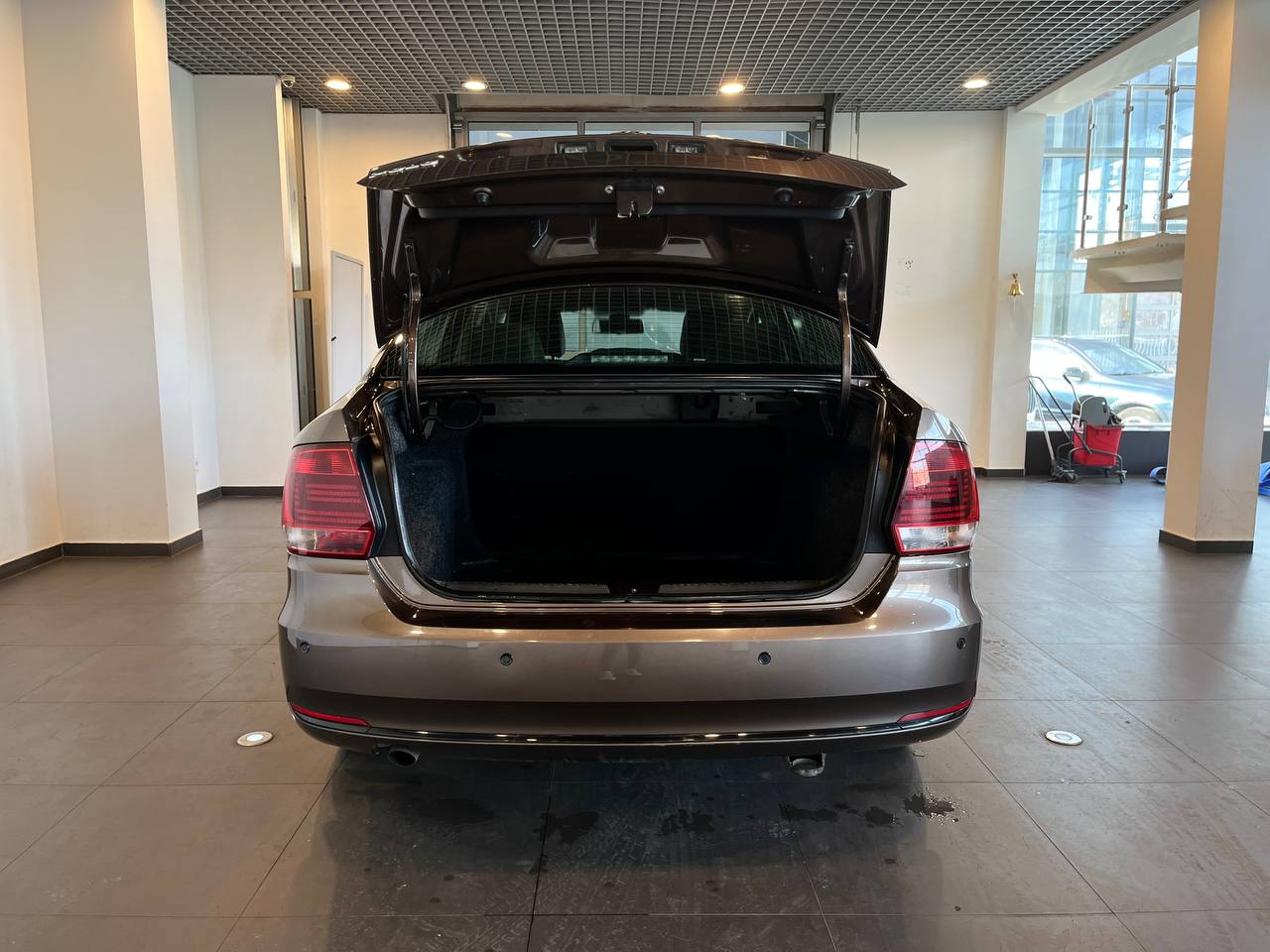 VOLKSWAGEN POLO