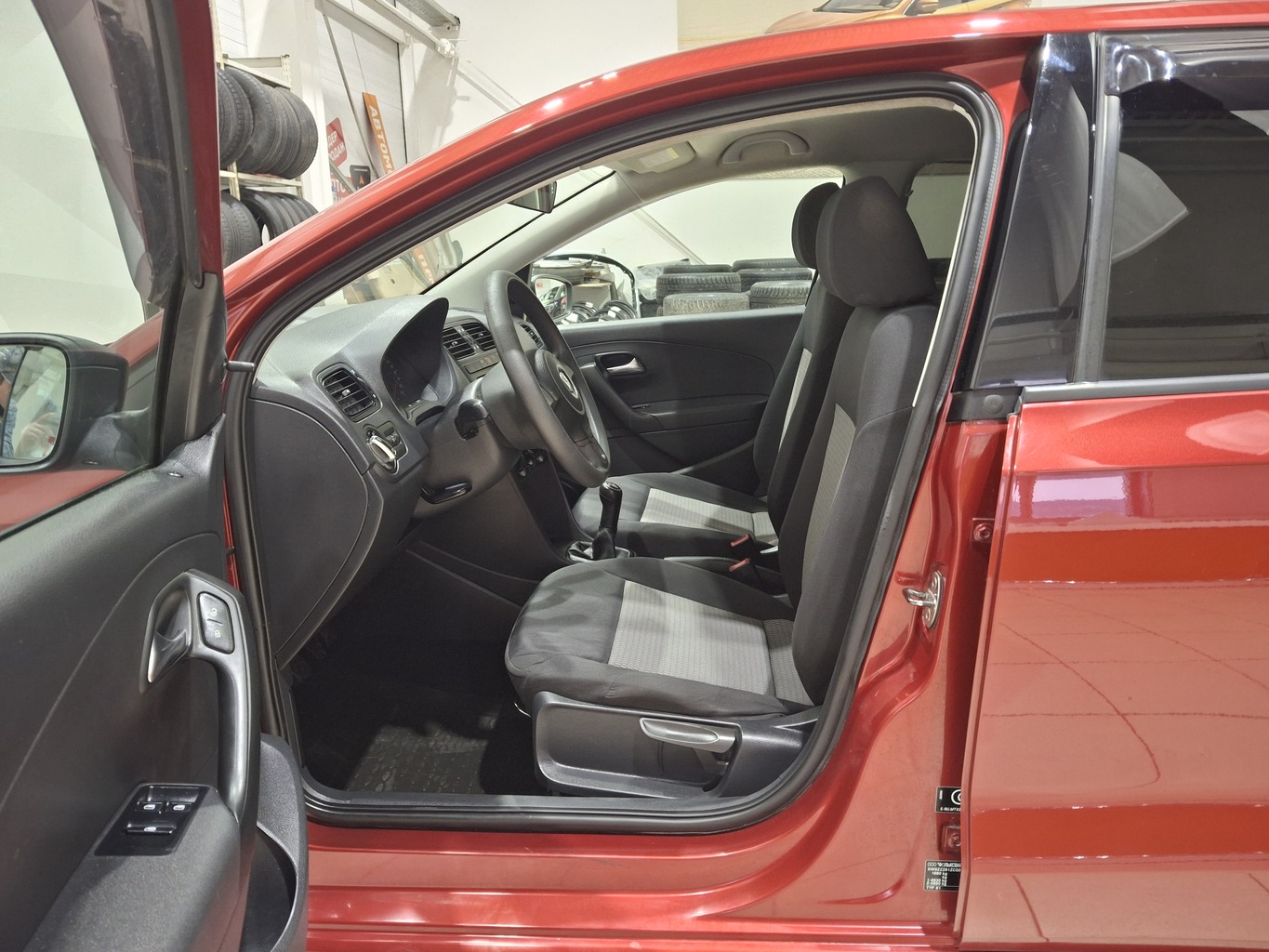 VOLKSWAGEN POLO