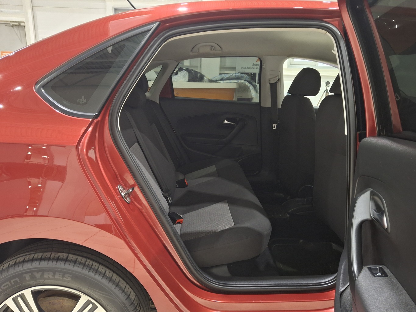 VOLKSWAGEN POLO