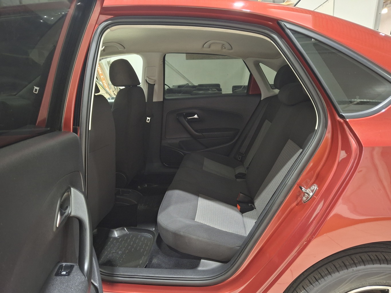 VOLKSWAGEN POLO