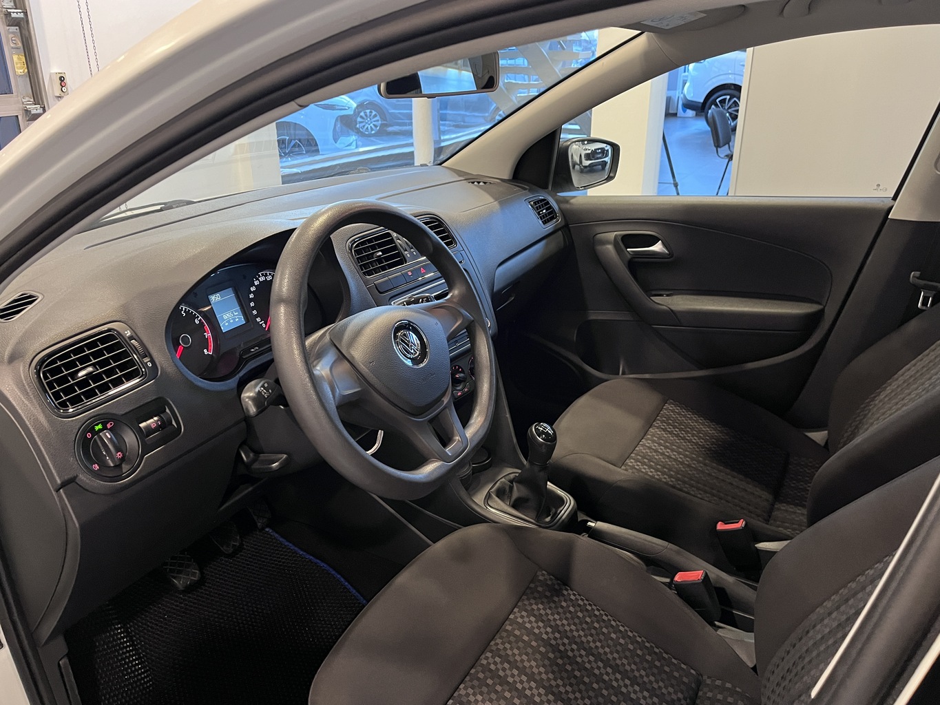 VOLKSWAGEN POLO