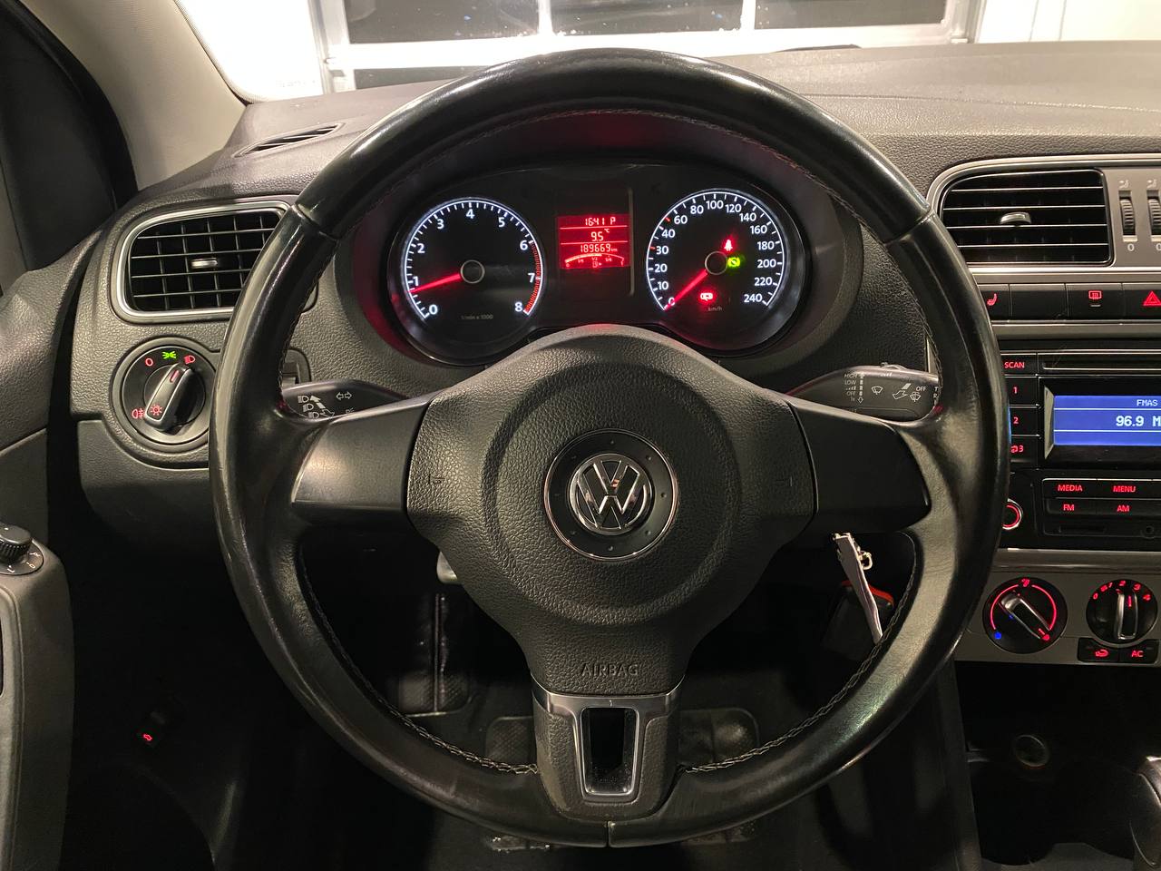 VOLKSWAGEN POLO