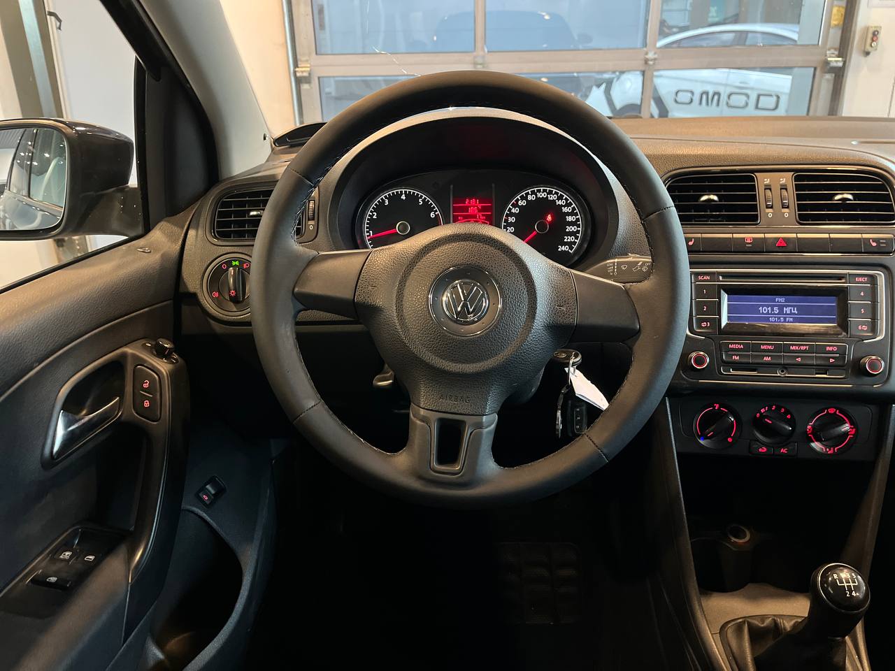 VOLKSWAGEN POLO