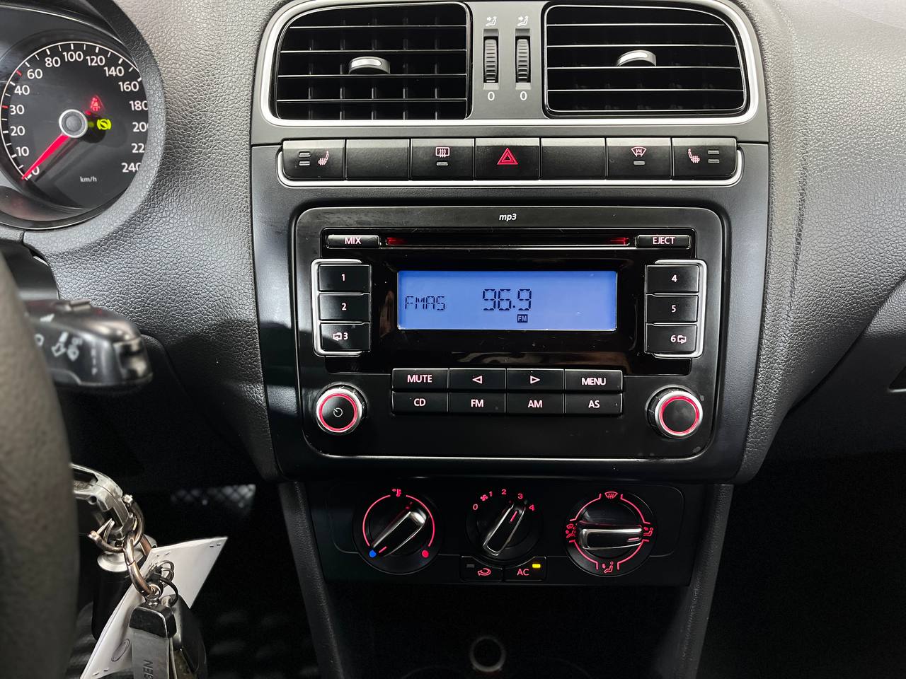 VOLKSWAGEN POLO