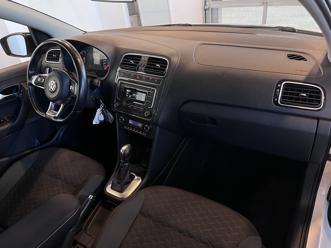 VOLKSWAGEN POLO