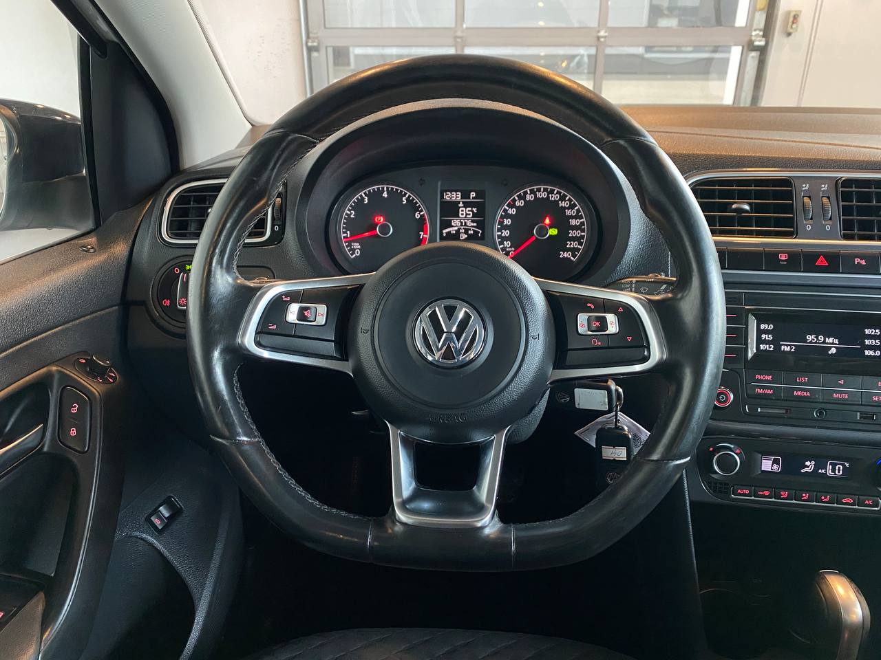 VOLKSWAGEN POLO
