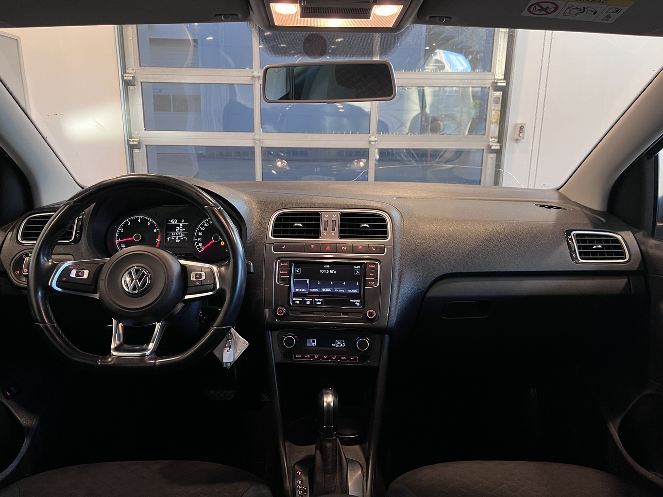 VOLKSWAGEN POLO