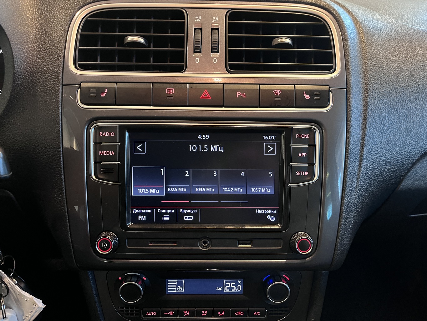 VOLKSWAGEN POLO