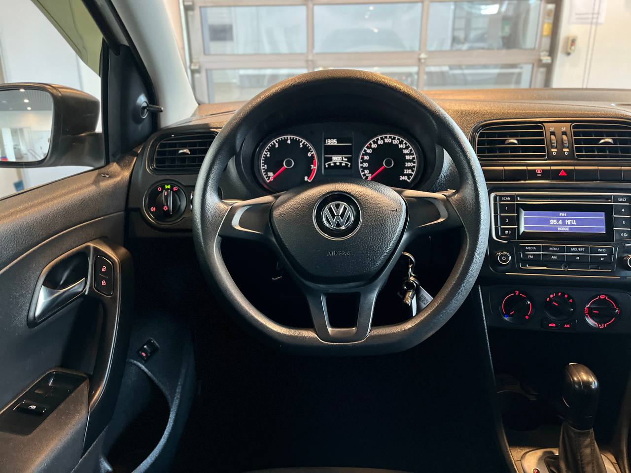 VOLKSWAGEN POLO