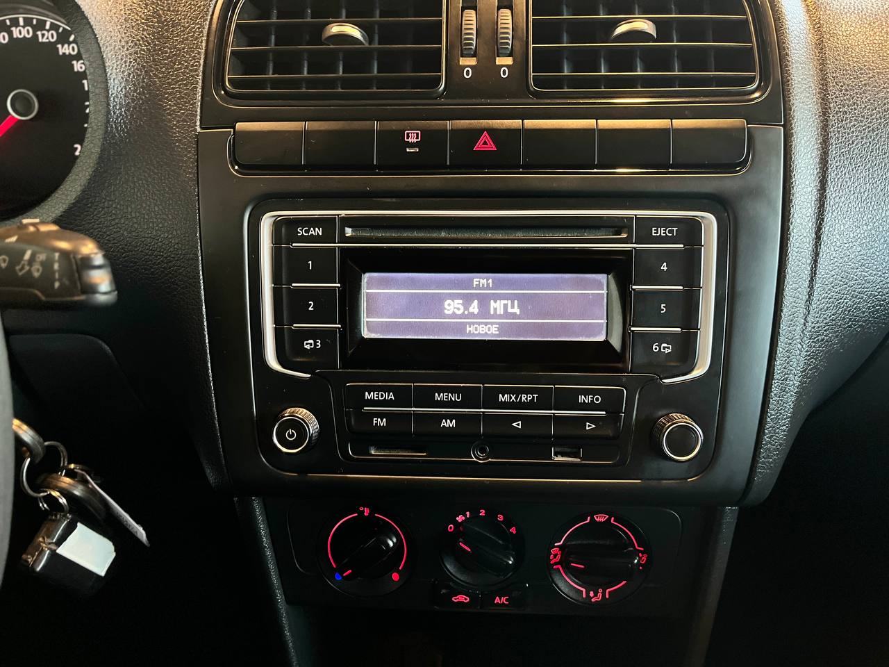 VOLKSWAGEN POLO