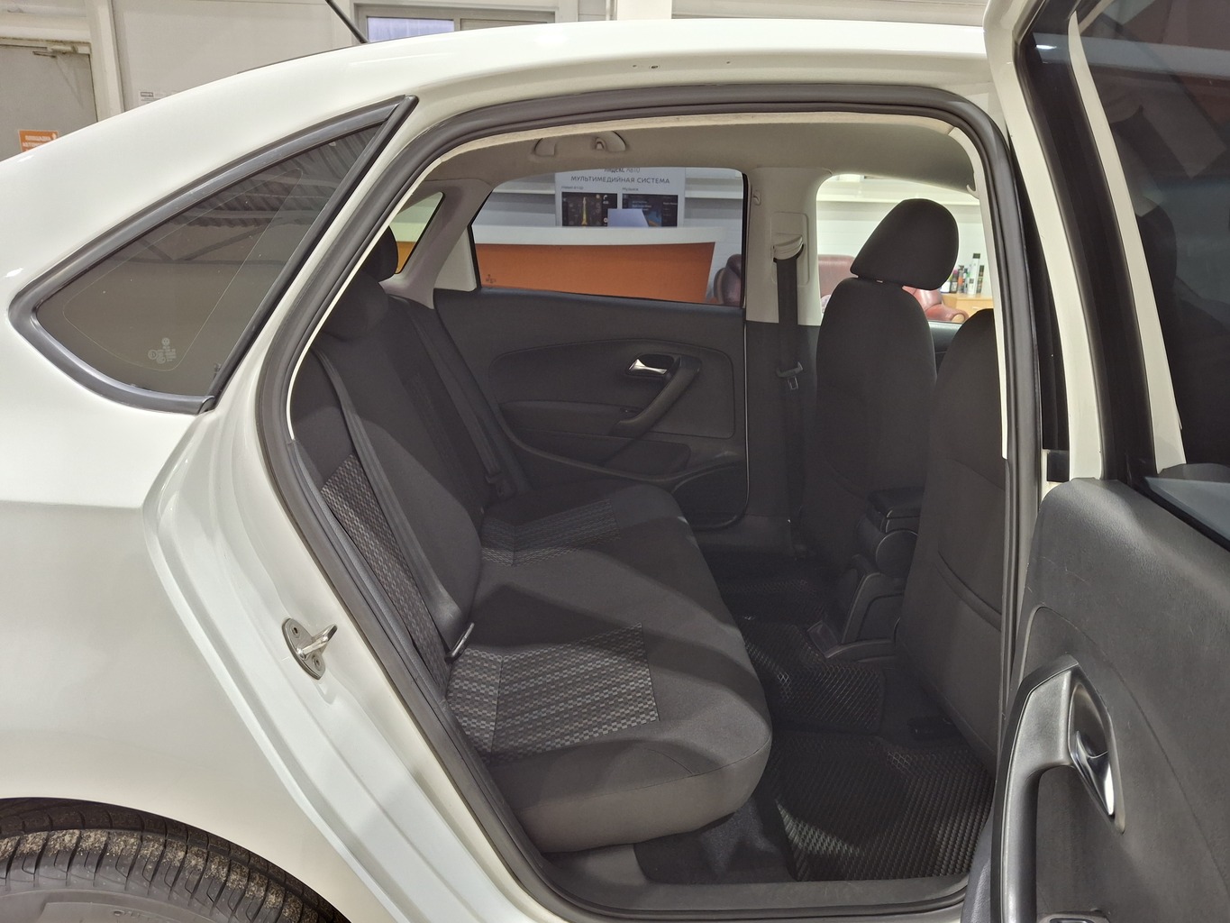 VOLKSWAGEN POLO