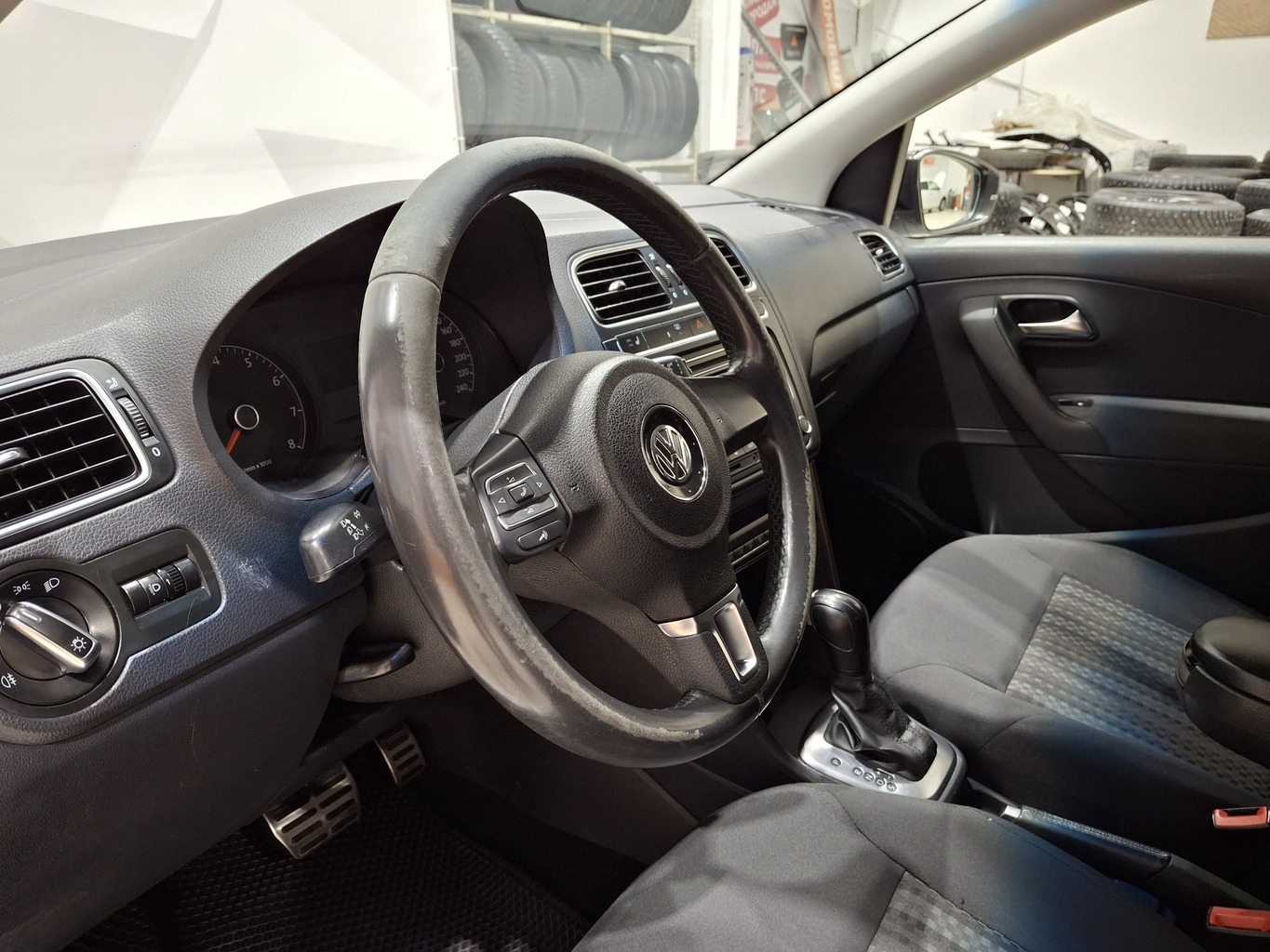VOLKSWAGEN POLO
