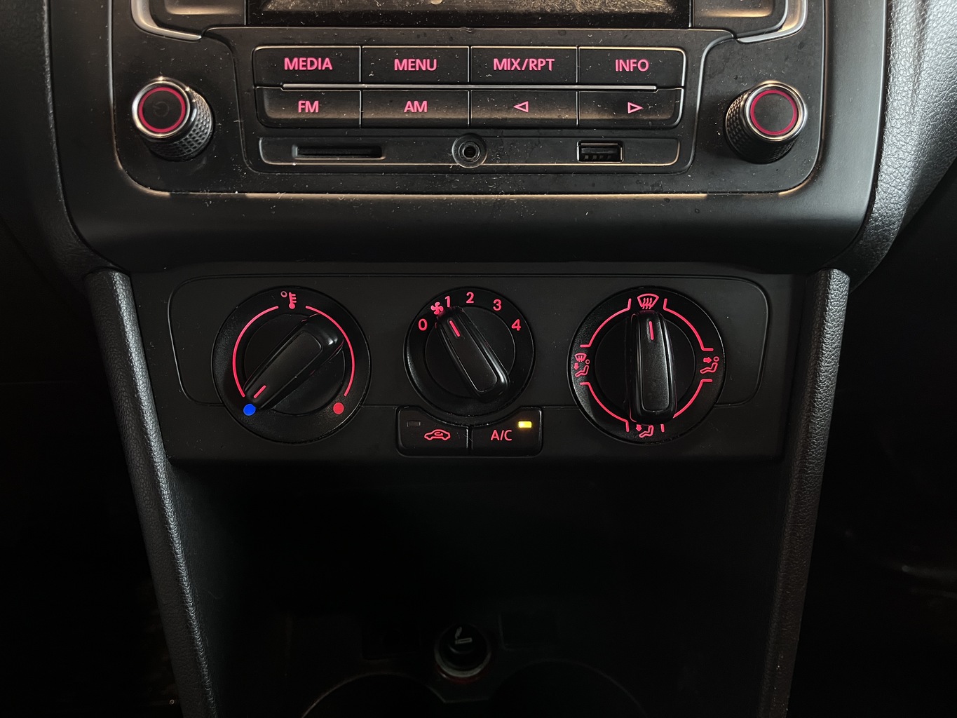 VOLKSWAGEN POLO