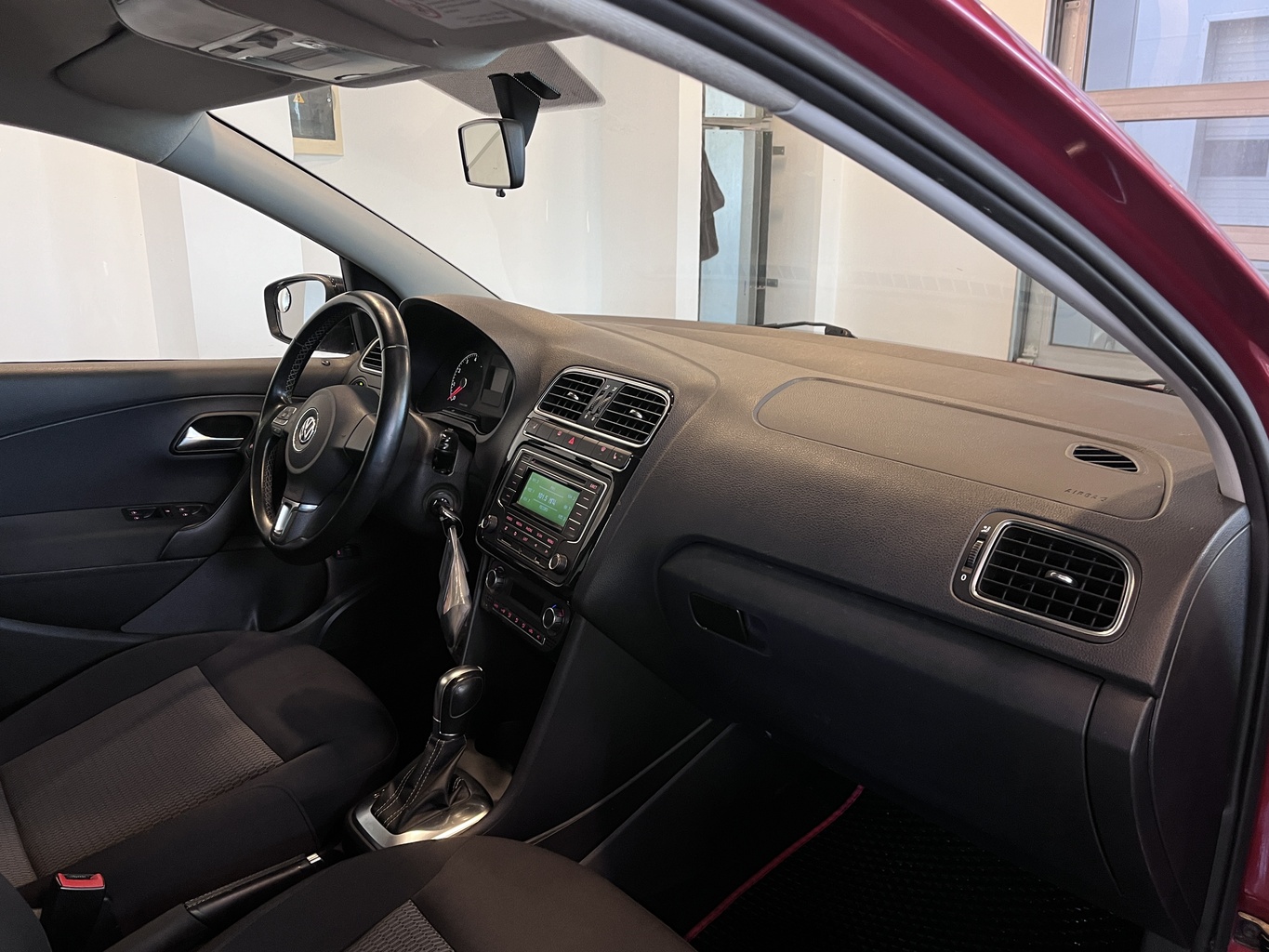 VOLKSWAGEN POLO