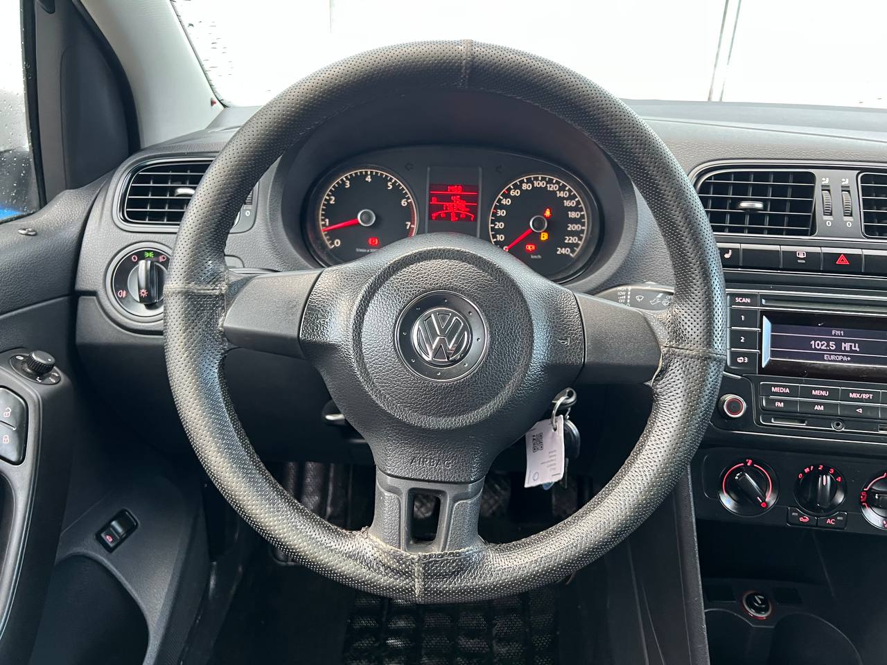 VOLKSWAGEN POLO