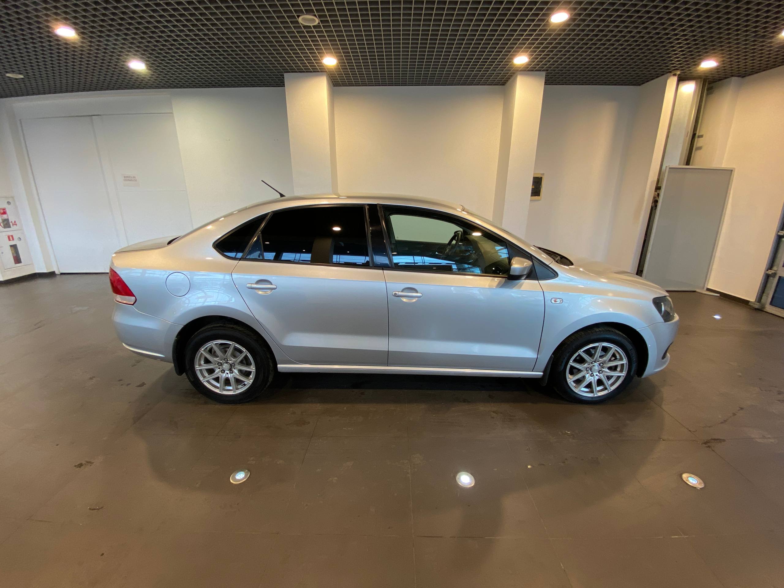 VOLKSWAGEN POLO