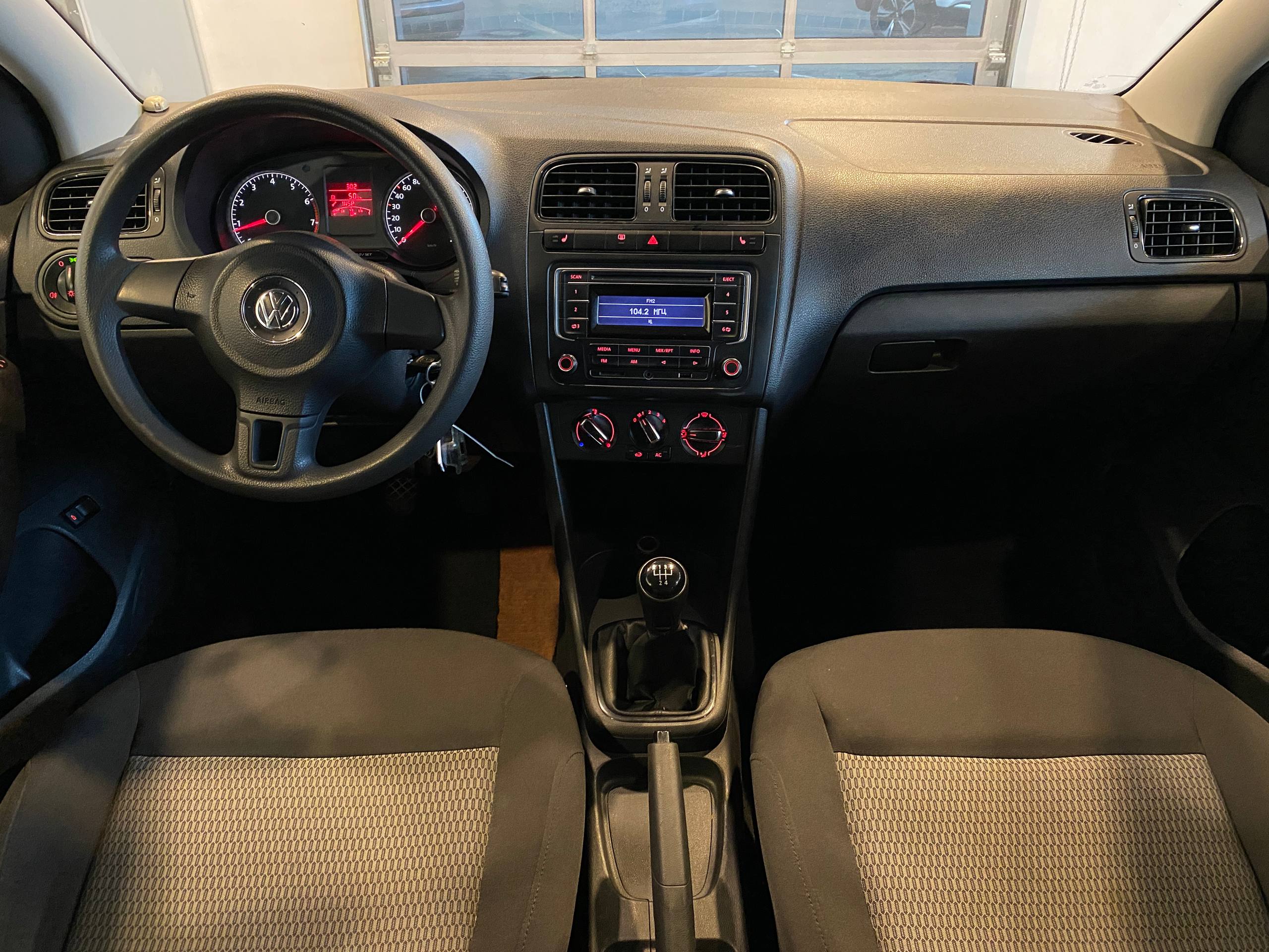 VOLKSWAGEN POLO
