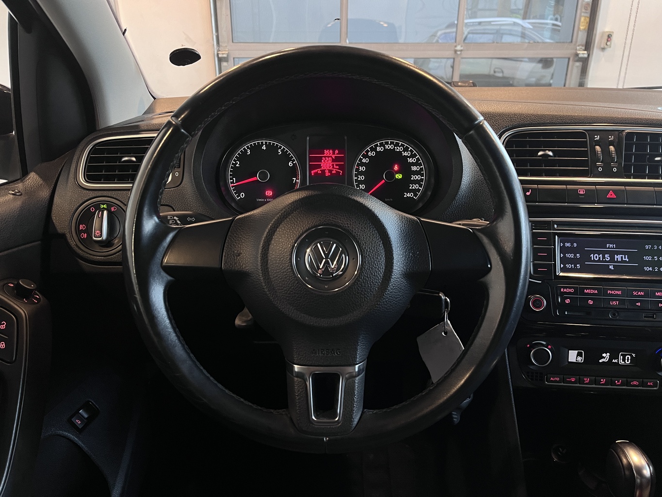 VOLKSWAGEN POLO