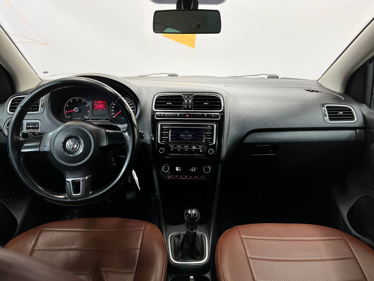 VOLKSWAGEN POLO