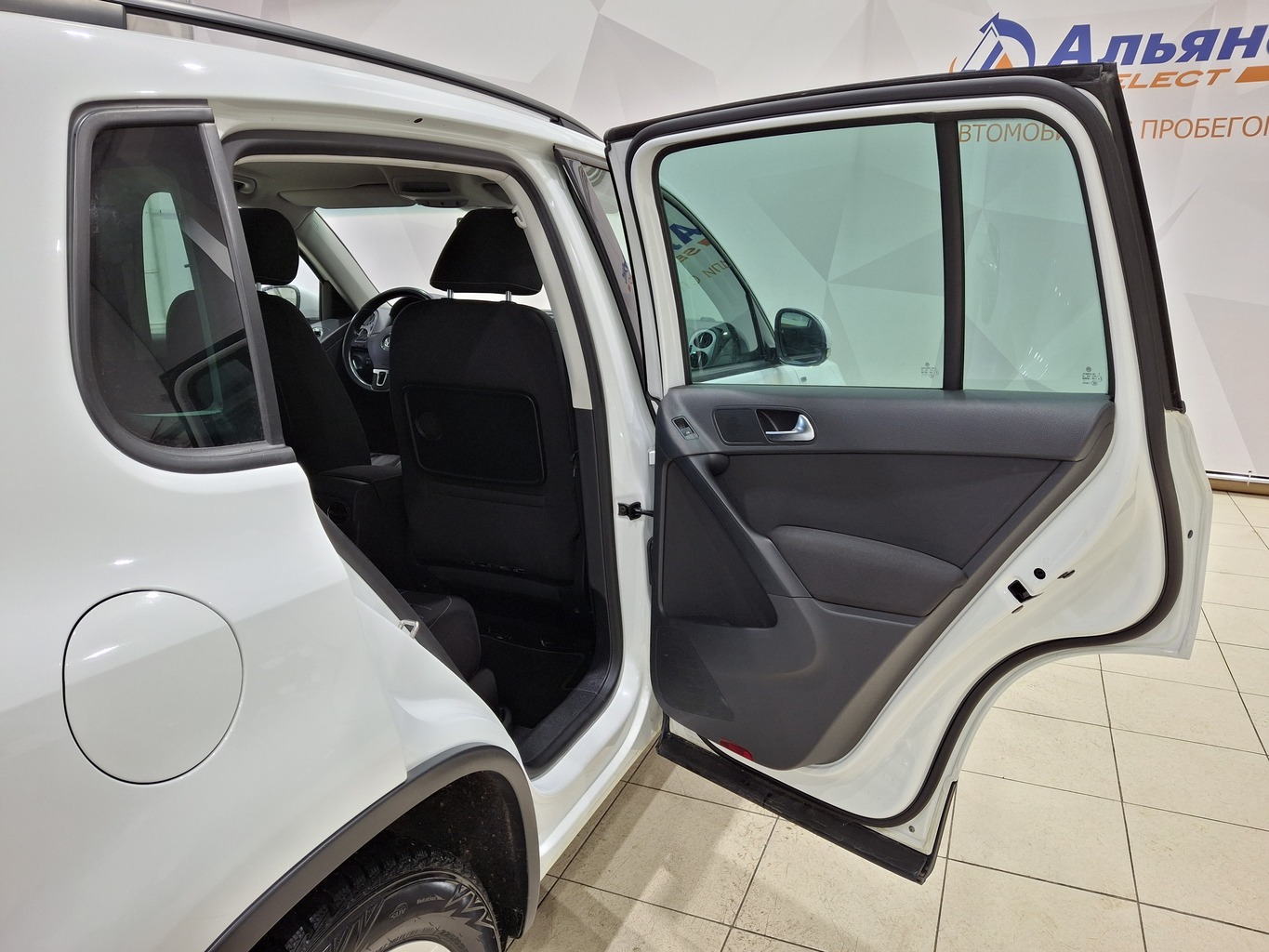 VOLKSWAGEN TIGUAN