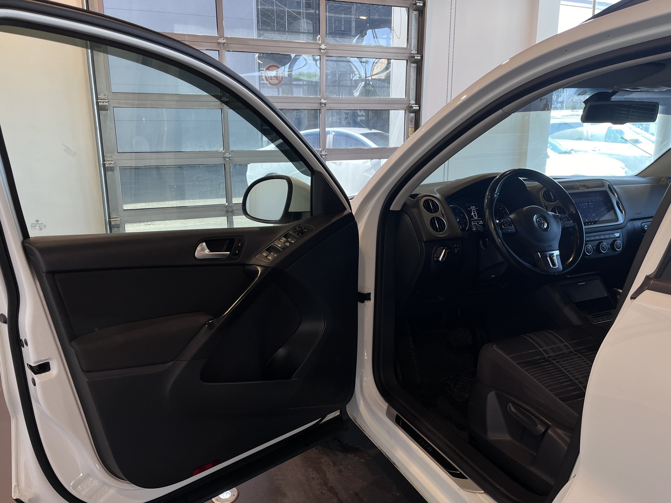 VOLKSWAGEN TIGUAN