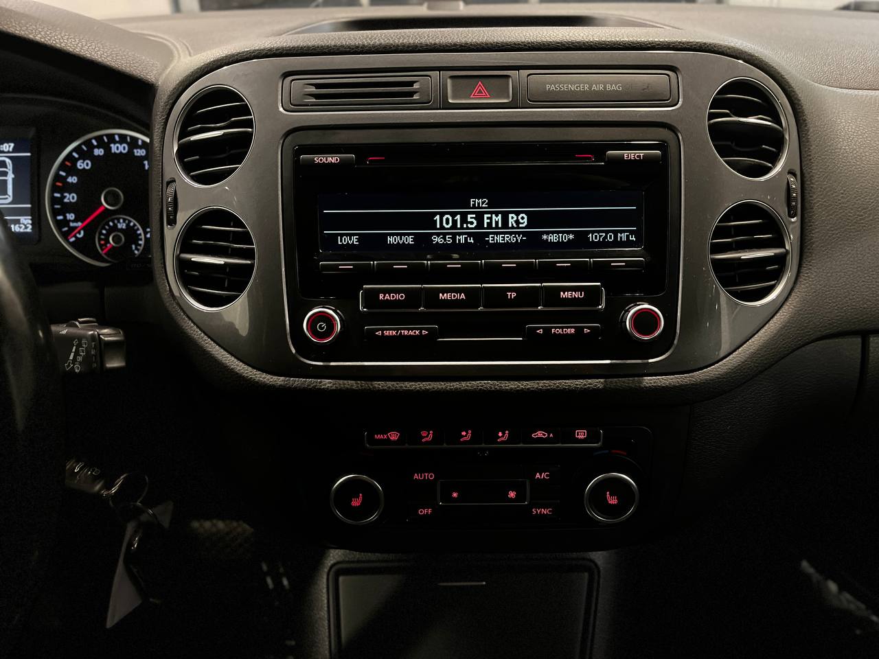 VOLKSWAGEN TIGUAN