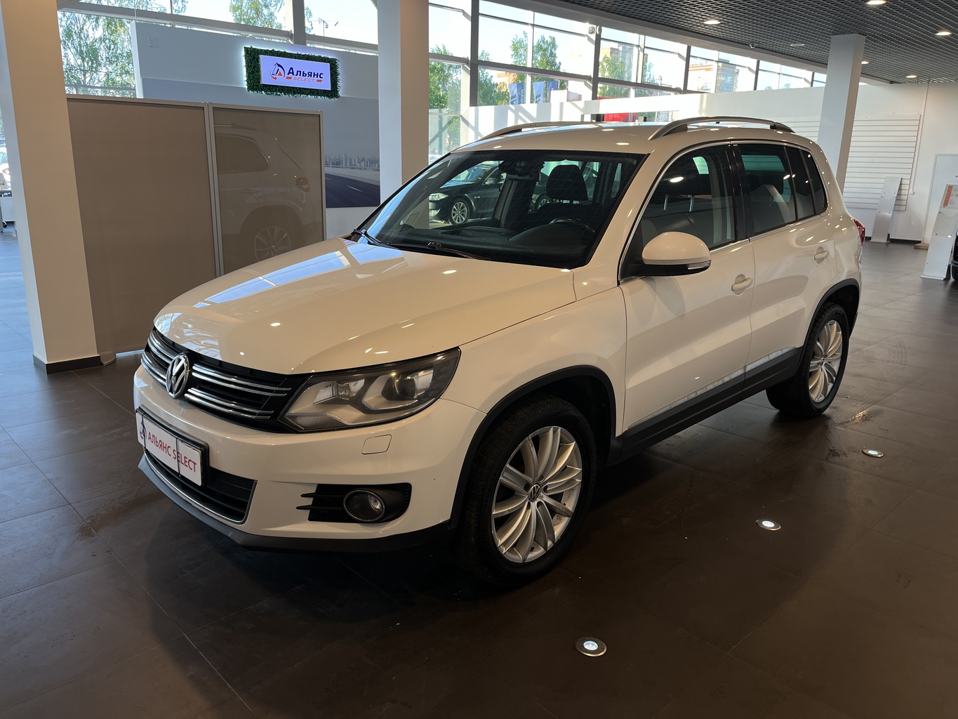 VOLKSWAGEN TIGUAN