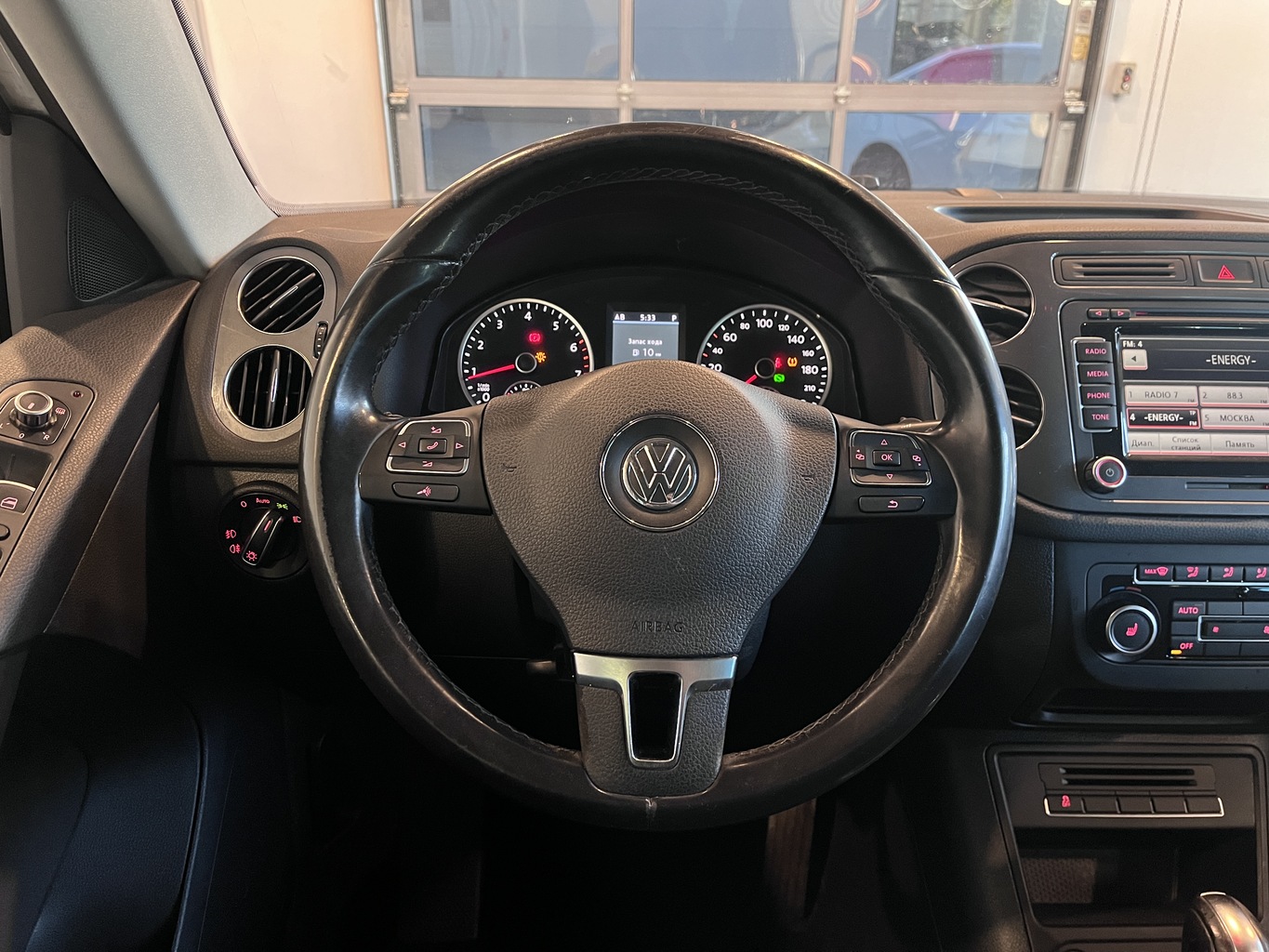 VOLKSWAGEN TIGUAN