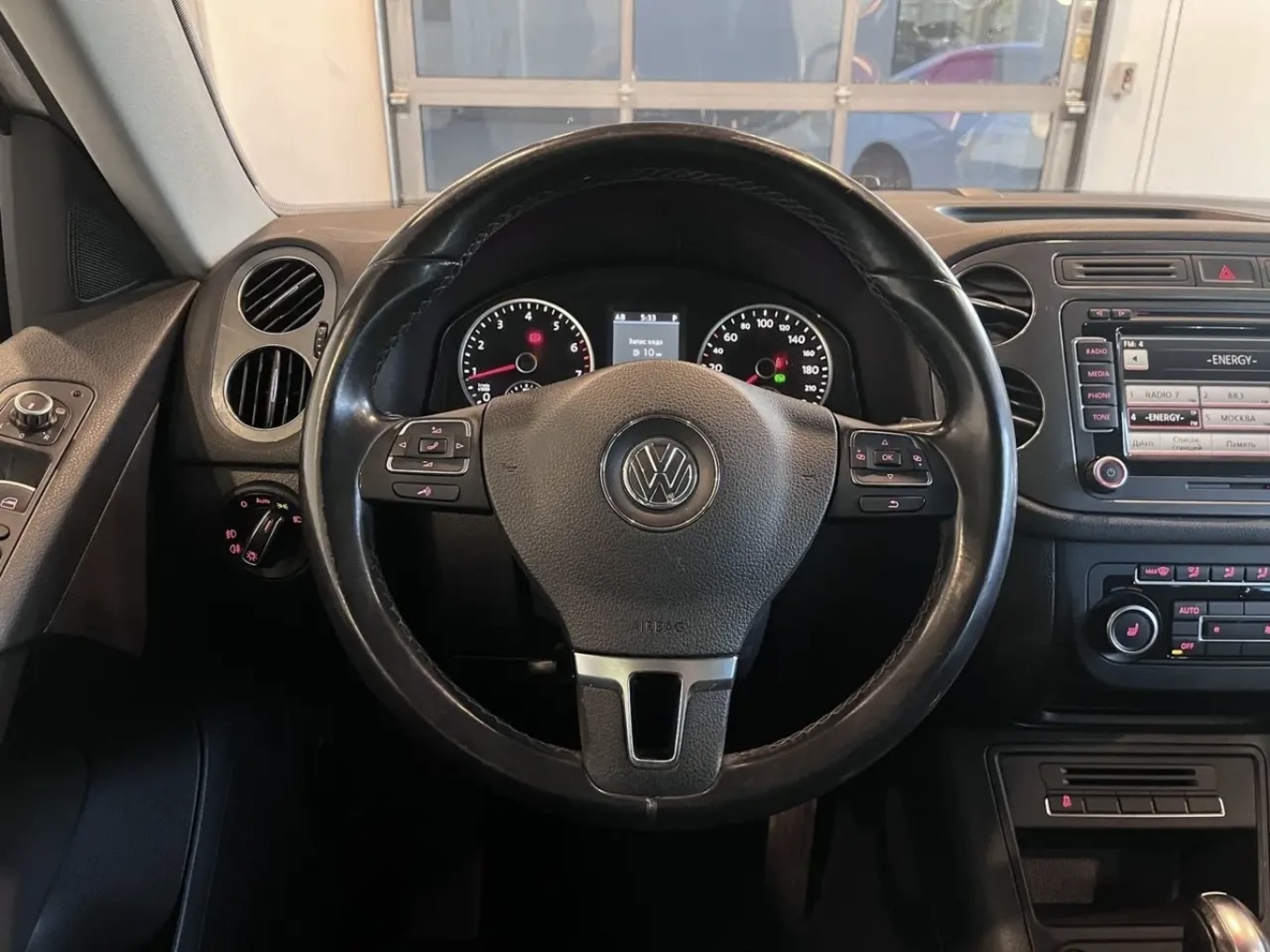 VOLKSWAGEN TIGUAN