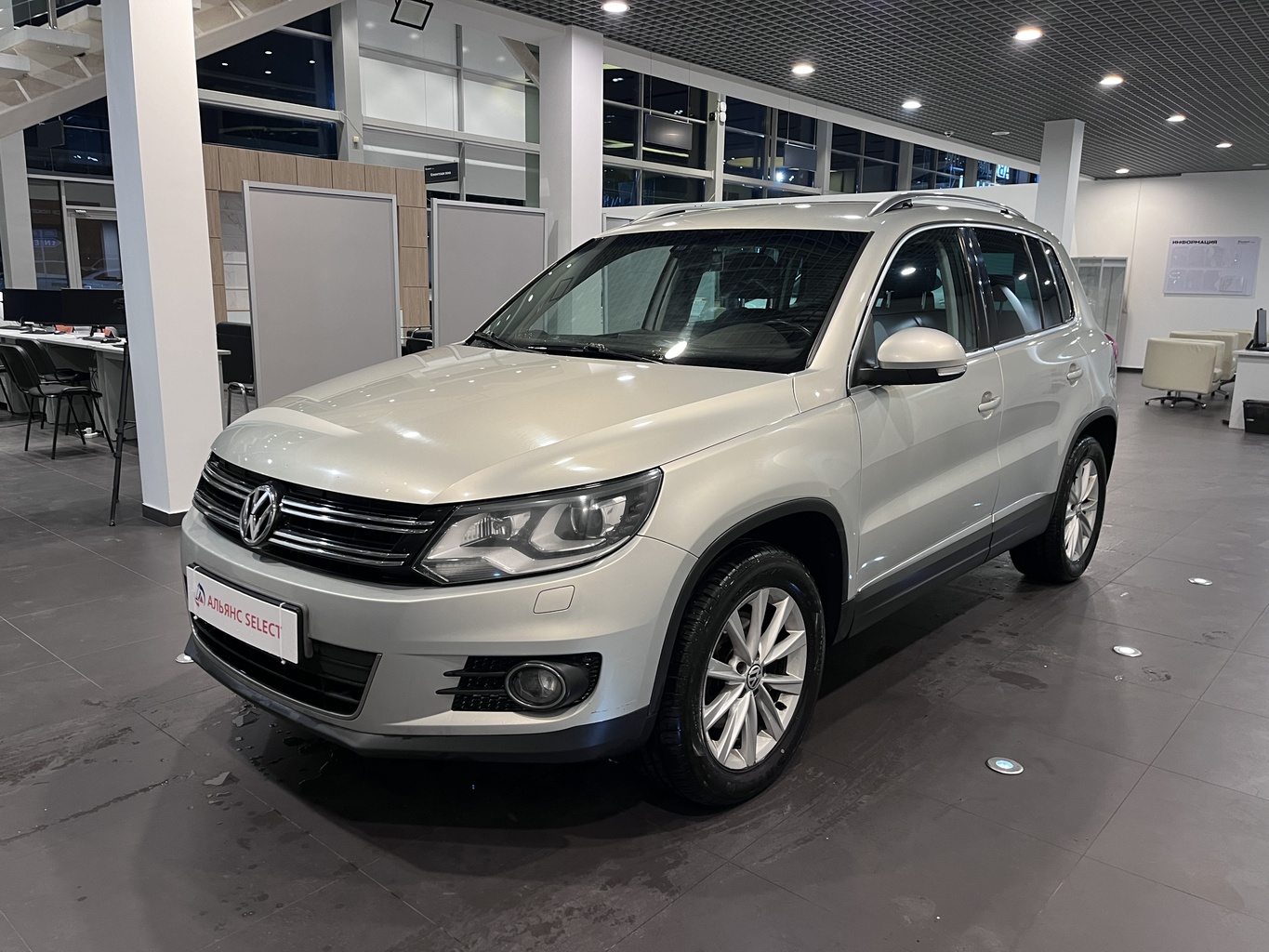 VOLKSWAGEN TIGUAN