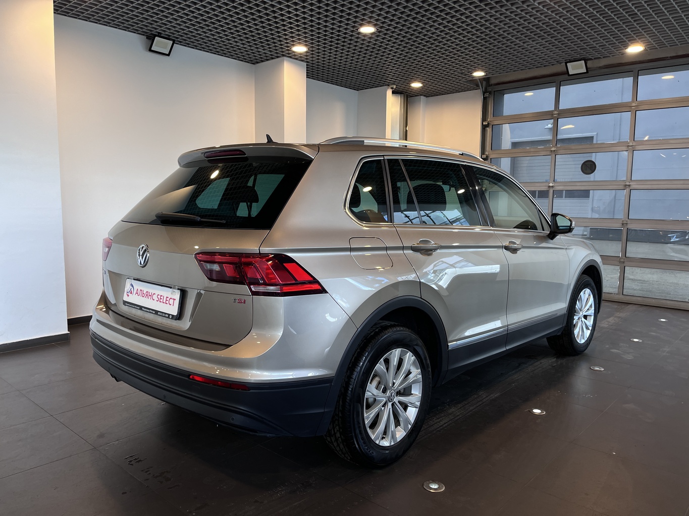 VOLKSWAGEN TIGUAN