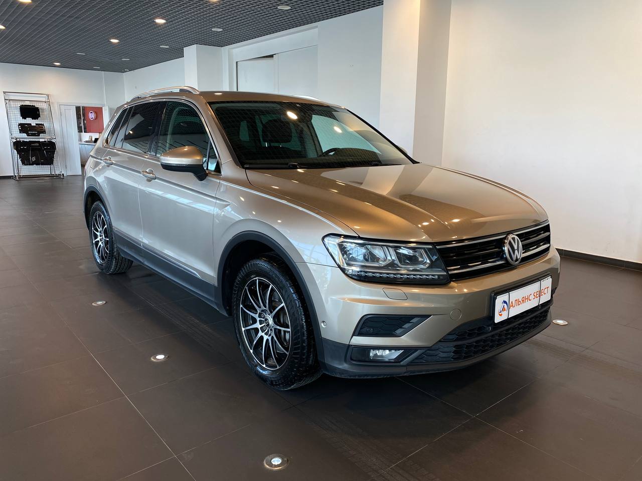 VOLKSWAGEN TIGUAN