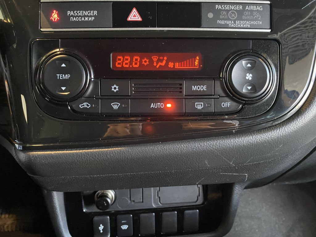 MITSUBISHI OUTLANDER